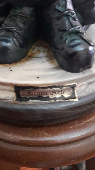 Estátua em marfinite, com o peso de 5,5kg.