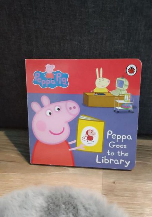 Книга peppa pig: peppa goes to the library: my first storybook