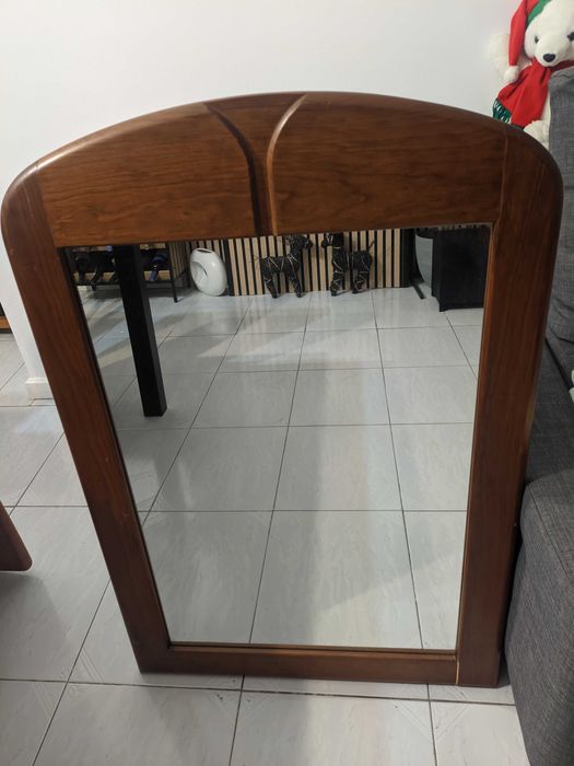 Espelho com moldura em madeira