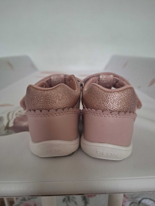 Sandałki dla dziewczynki