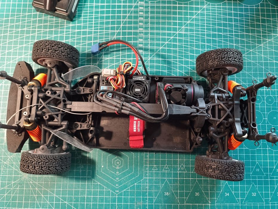 Model RC rally 1/10 vaterra v100