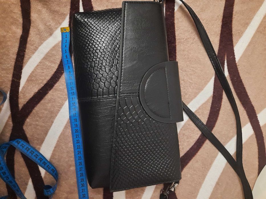 Сумка із дизайном змійової шкіри виглядає дорого