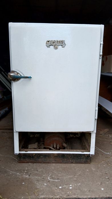 Продаётся старый холодильник.