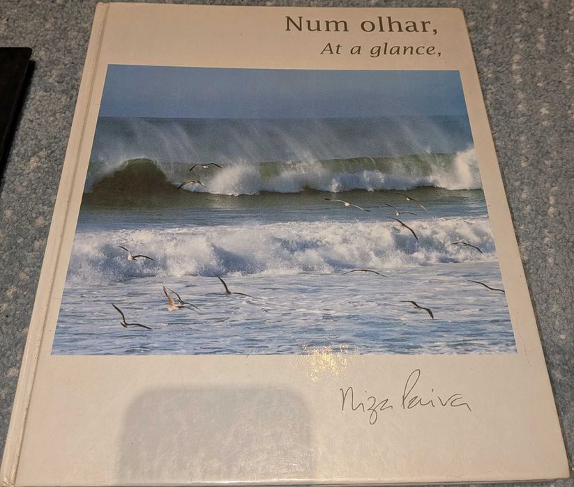 Livro de fotografia "Num Olhar/At a Glance"