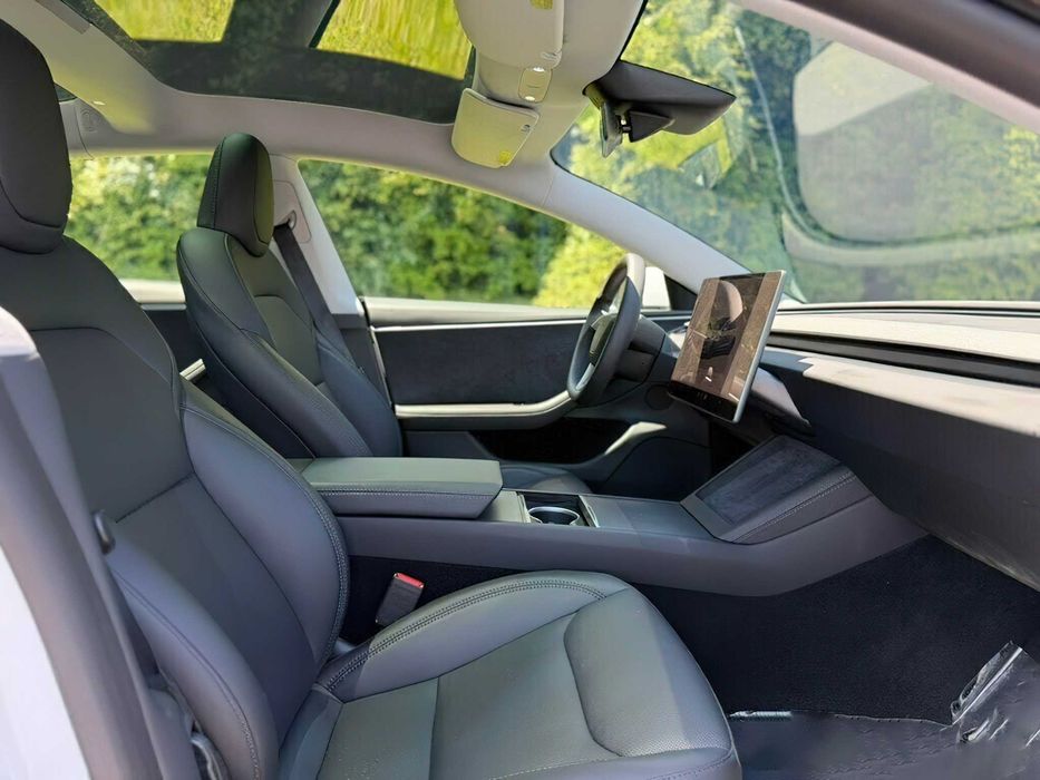 Tesla Model 3      2025