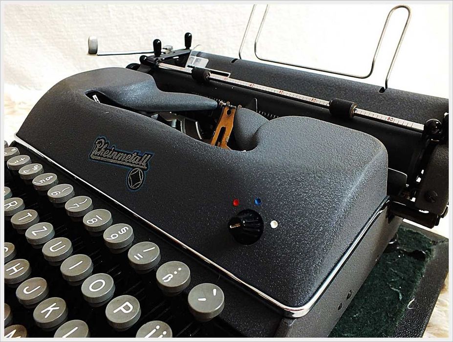 Stara maszyna do pisania Rheinmetal mała, zgrabna z lat 40-50-tych PRL
