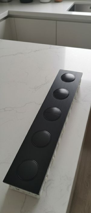 Włączniki w ramce chromowanej wraz z puszkami.