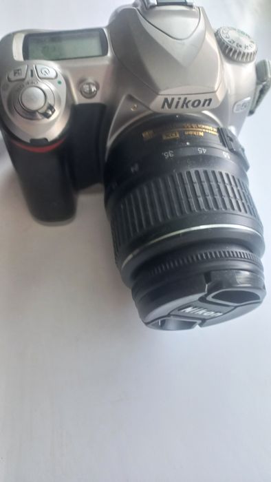 Nikon фотоапарат 
Nikon D40 — це дзерк альний циф