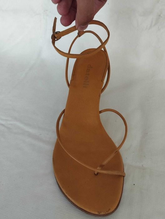 sapatos de salto dateli