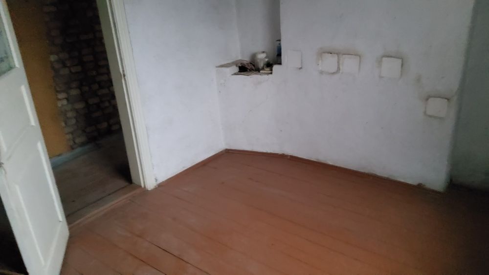 Продається будинок. м. Турбів. Ділянка-12с. Господарські будівлі.