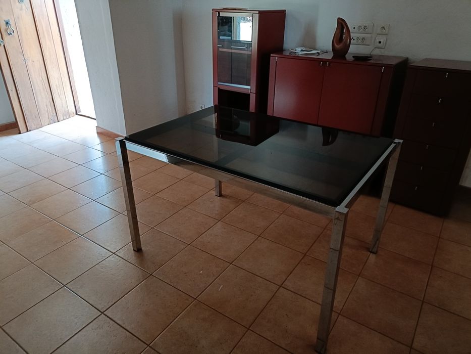 Mesa de vidro para 6 lugares com 4 cadeiras