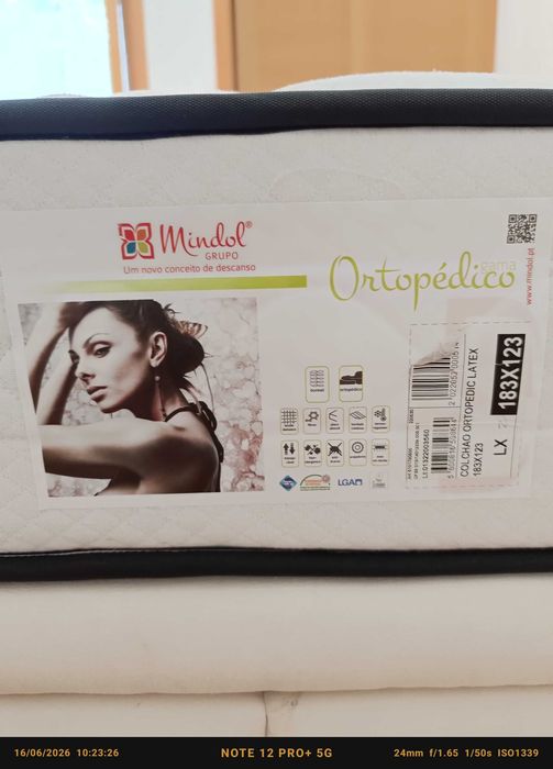 Cama individual com arrumação e colchão