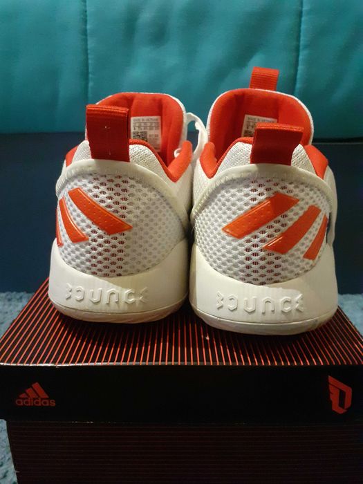 adidas Dame Certified brancos
Sapatilhas Basquetebol