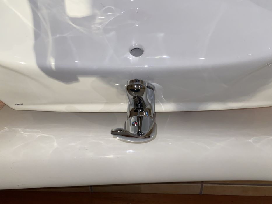 Lavatório branco marca Zoom