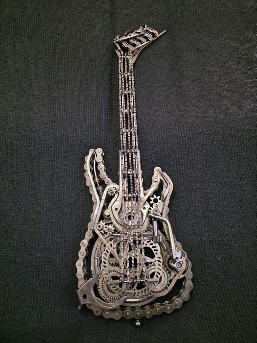 Rzeźba z metalu - gitara elektryczna