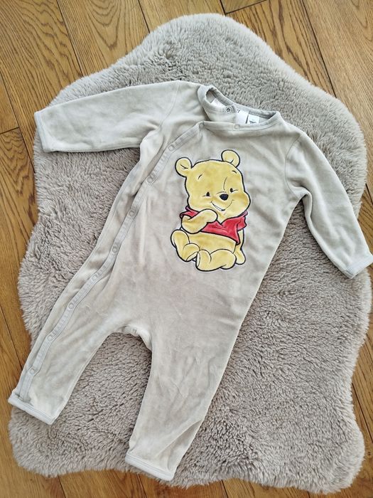 Beżowa welurowa piżama pajacyk Kubuś Puchatek H&M 80