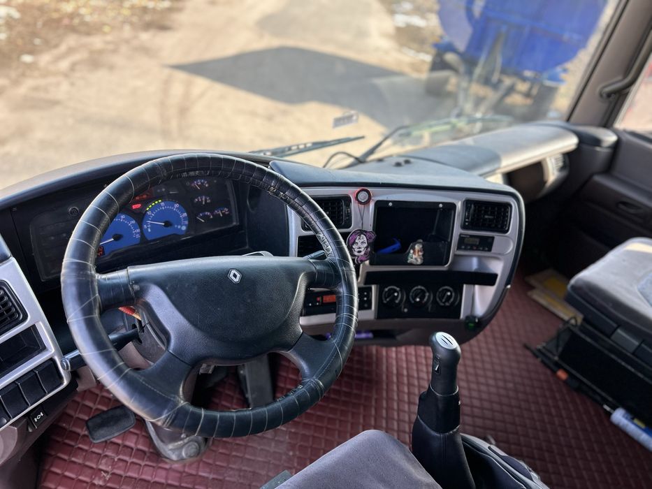 Renaul magnum та контейнеровоз