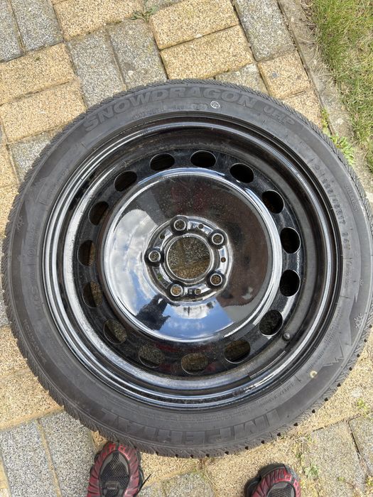 Opony zimowe 17” BMW + felgi stalowe – DOT 2024, jak nowe!
