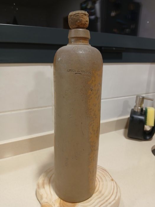 Garrafa Antiga com a Marca Âncora