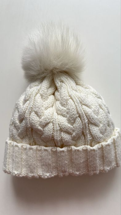 Шапка біла вʼязана