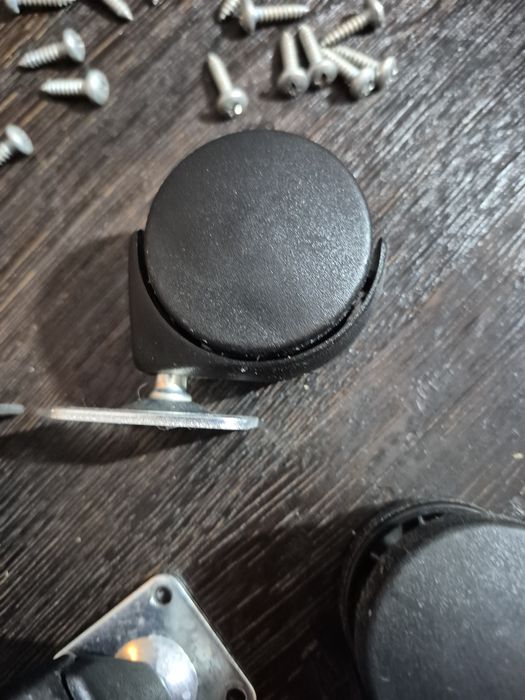 Kółka obrotowe plastikowe.