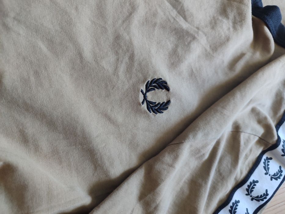 Футболка Fred Perry на лампасах