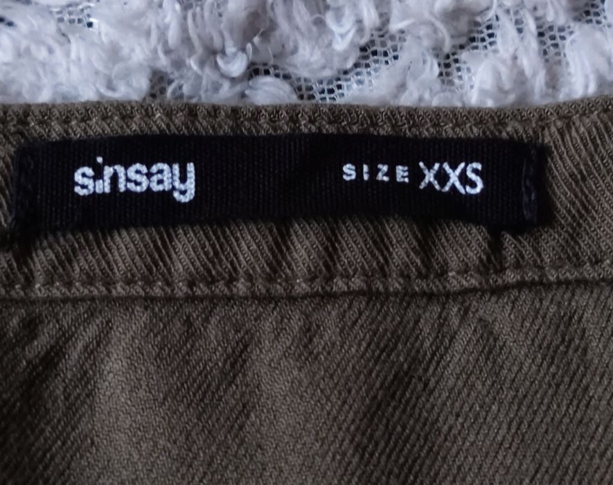 Sukienka koszulowa z długim rękawem w kolorze khaki z oryginalnym pask