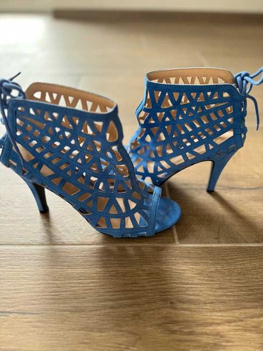 Buty damskie na obcasie Sans Marque