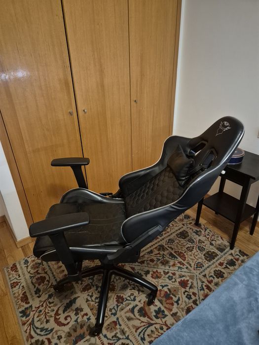Cadeira gamer GXT com LED e comando