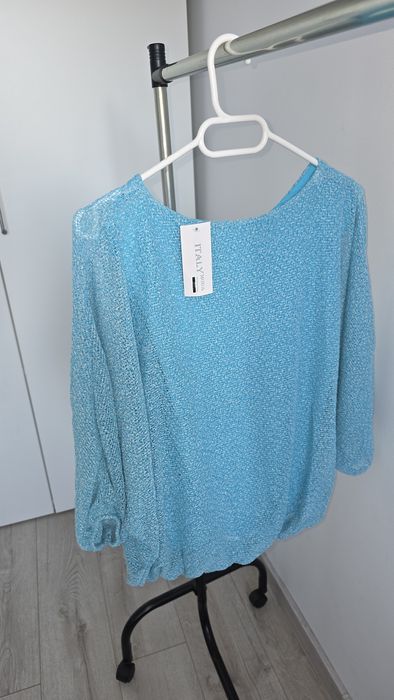 Sweter z biżuterią