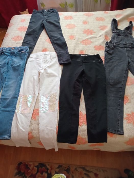 На девочеку джинсы,бриджи,комбинезон.