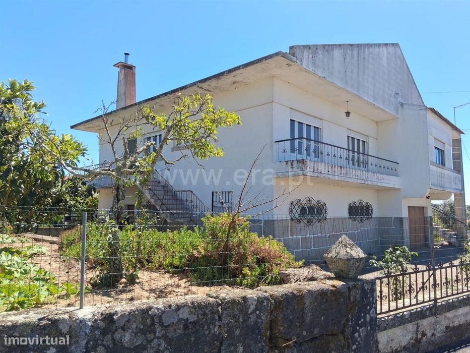 Moradia Isolada T3 / Seia, Tourais