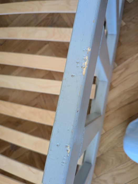 Łóżko niskie szare drewniane