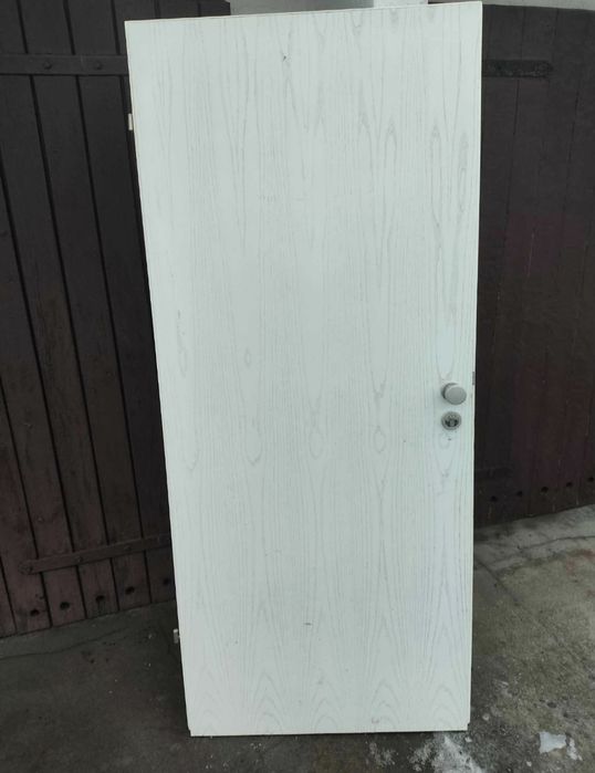 Drzwi wewnętrzne prawe o wymiarach 199 cm x 86 cm ościeżnica