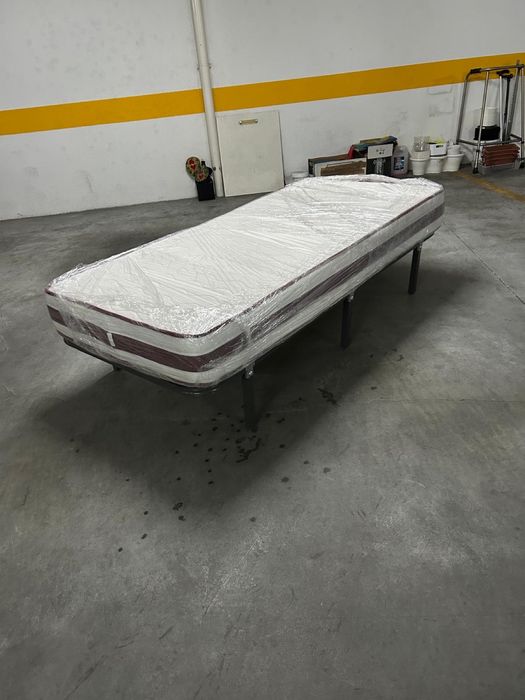 Colchão e estrado como novos