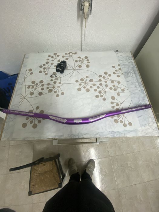 Mesa para guiador e um guiador