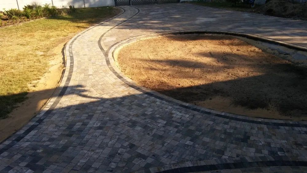 Układanie kostki, utwardzenie terenu