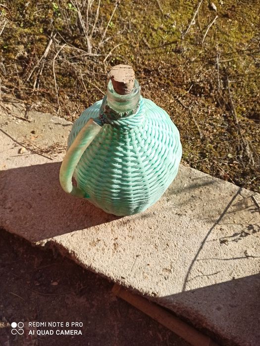 Garrafões revestidos a corda.