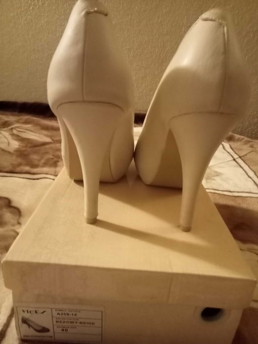 Szpilki  beżowe z eko skóry