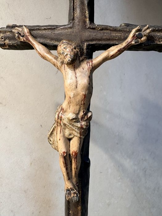 Pequeno antigo crucifixo em madeira com Cristo esculpido e policromado