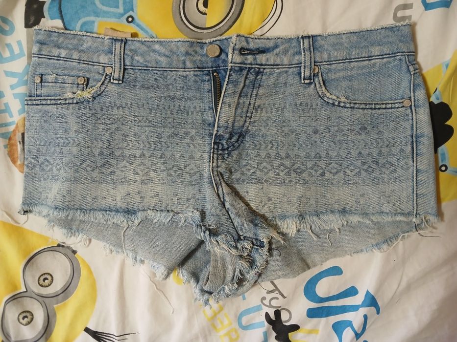 короткие джинсовые шорты с узором