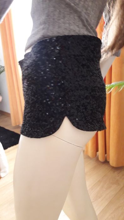 Calções pretos curtos Bershka em lantejoulas