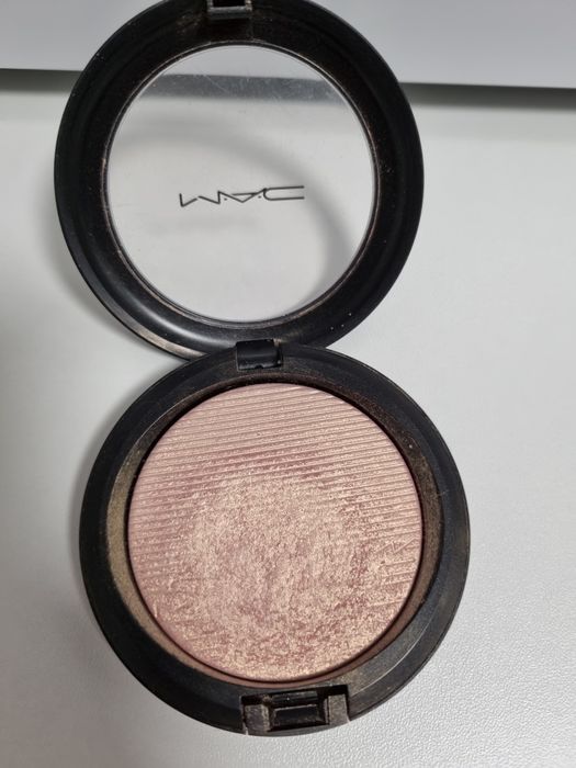 MAC rozświetlacz Beaming Blush