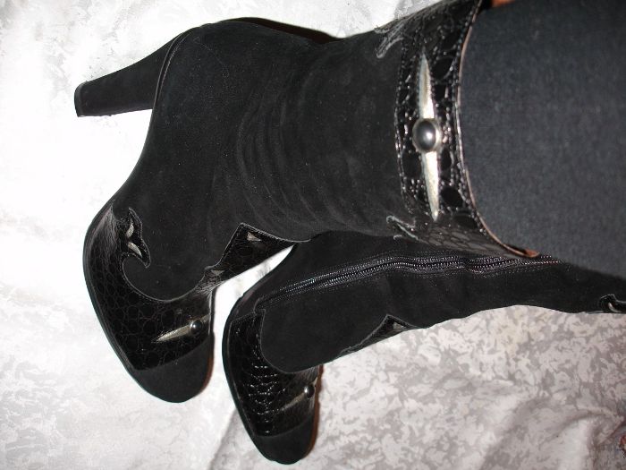 Сапоги/ЧОБОТИ 39-40 р. (25-26 см) жіночі. ЧОРНІ. Каблук. ДЕМІСЕЗОН.