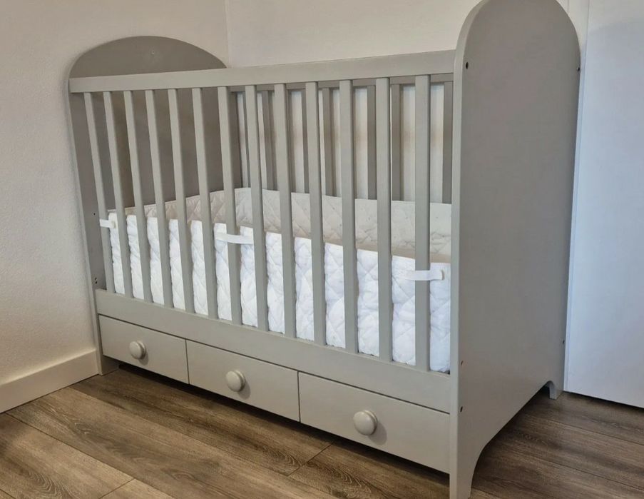 Berço de bebê em madeira lacada, cinza