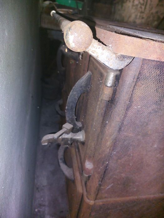 Fogão a lenha de ferro antigo com caldeira de água