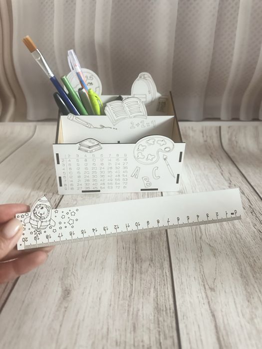Подарунок школяру на 1 вересня: дерев’яний органайзер + іменна лінійка