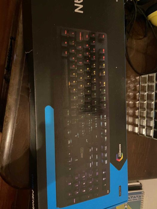 teclado semi novo em caixa tecla q funciona mal
