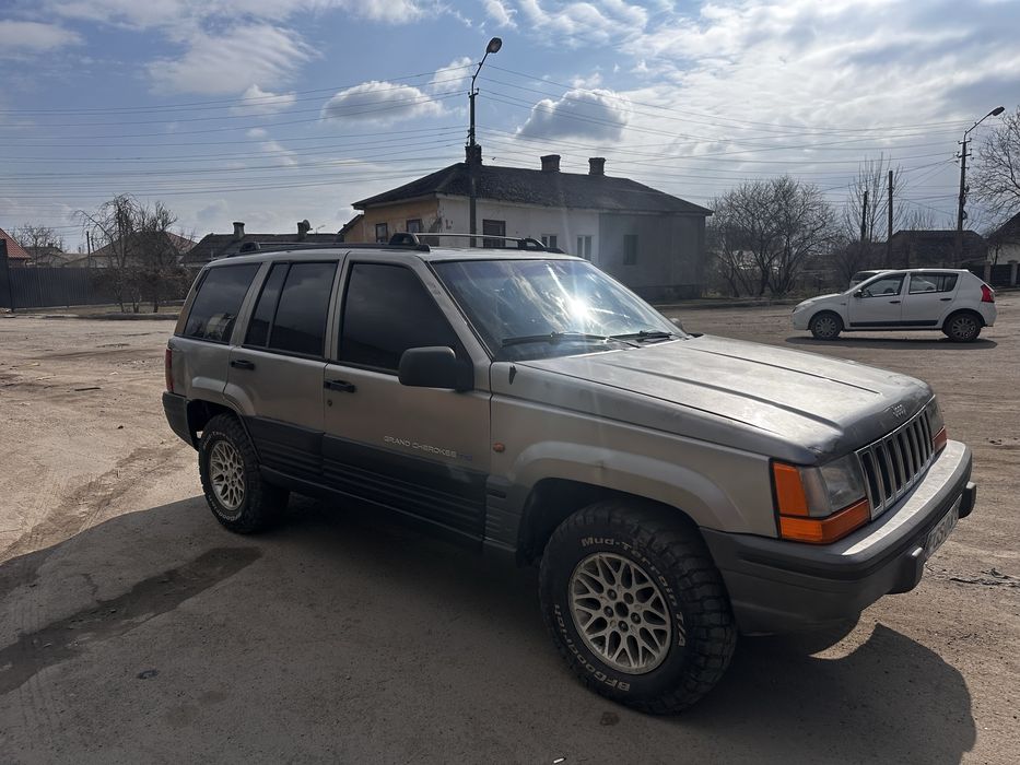 Jeep cheroke на повному ходу