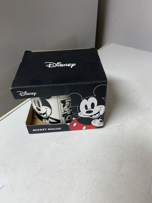Doas canecas novas com caixa da disney